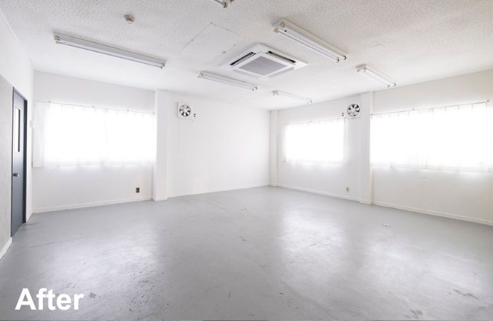 After:壁や床を塗り替えたことで、明るい印象になった会議室