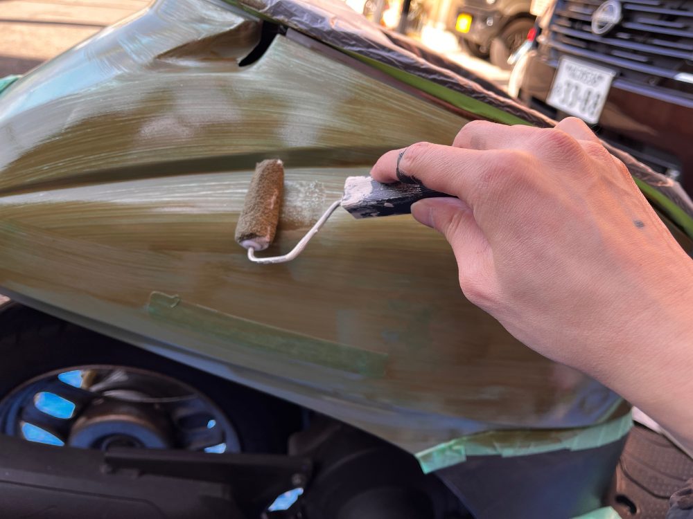 ローラーでスクーター(ホンダトゥデイ)をカーキに塗装