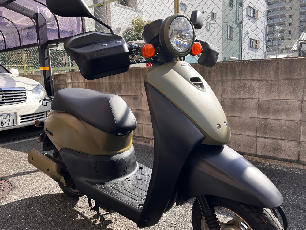 刷毛とローラーでカーキ×ブラックのツートンで全塗装したスクーター(ホンダ トゥデイ)