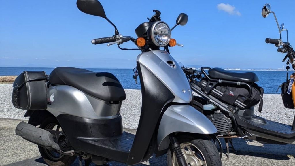 塗装前の定番シルバーのスクーター(ホンダ トゥデイ)