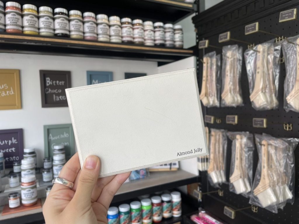 Almond Jelly(優しい印象のホワイト。杏仁豆腐のような白色)