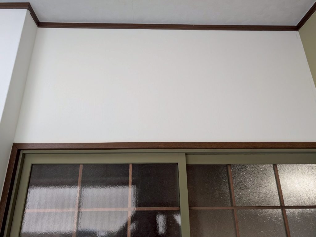 壁をホワイトに、建具や枠部分をグリーンに塗り分けた和菓子工房の室内