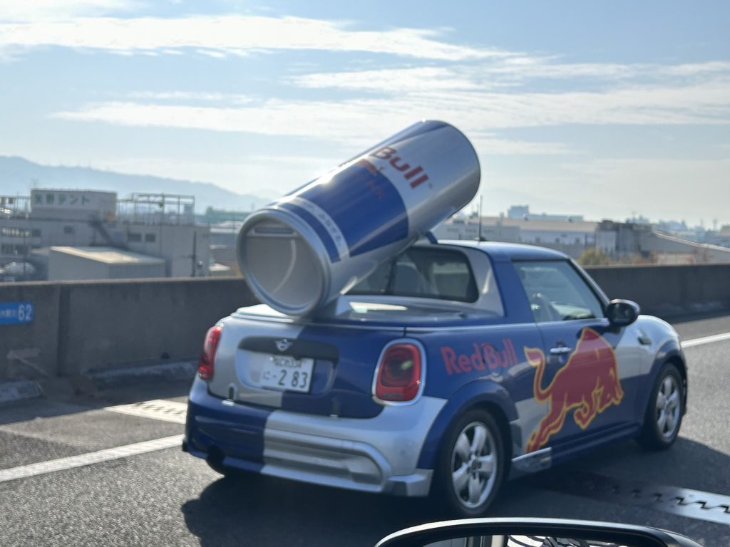 たまたま出くわしたレッドブルのMINI