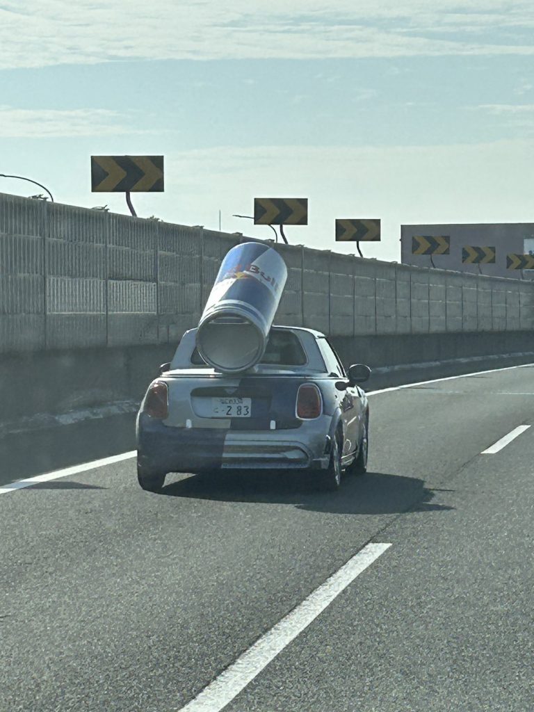たまたま出くわしたレッドブルのMINI