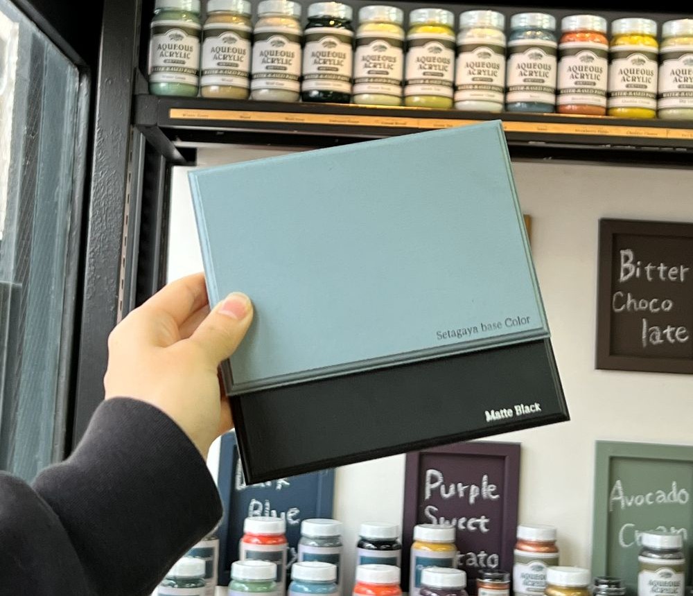 車用塗料「世田谷ベースカラー」と「マットブラック」の色見本