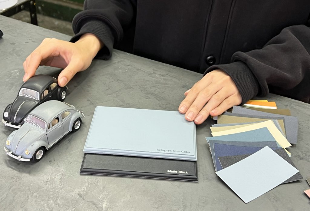タカラ塗料大阪本社にて、車用塗料の色味と質感を最終確認している様子