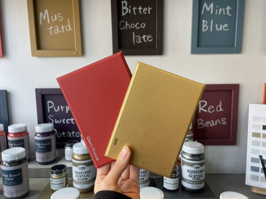 赤い下地とのコントラストが映える「Gold（ゴールド）」を採用。