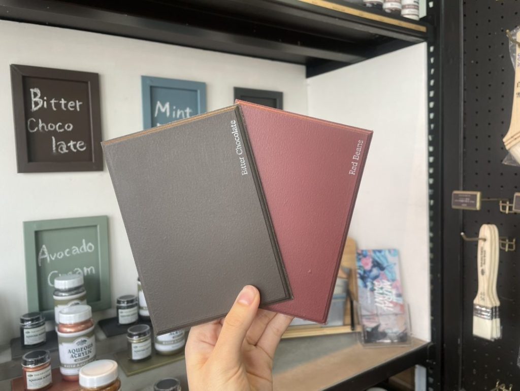 内部用水性『レッドビーンズ』『ビターチョコレート』に決定。