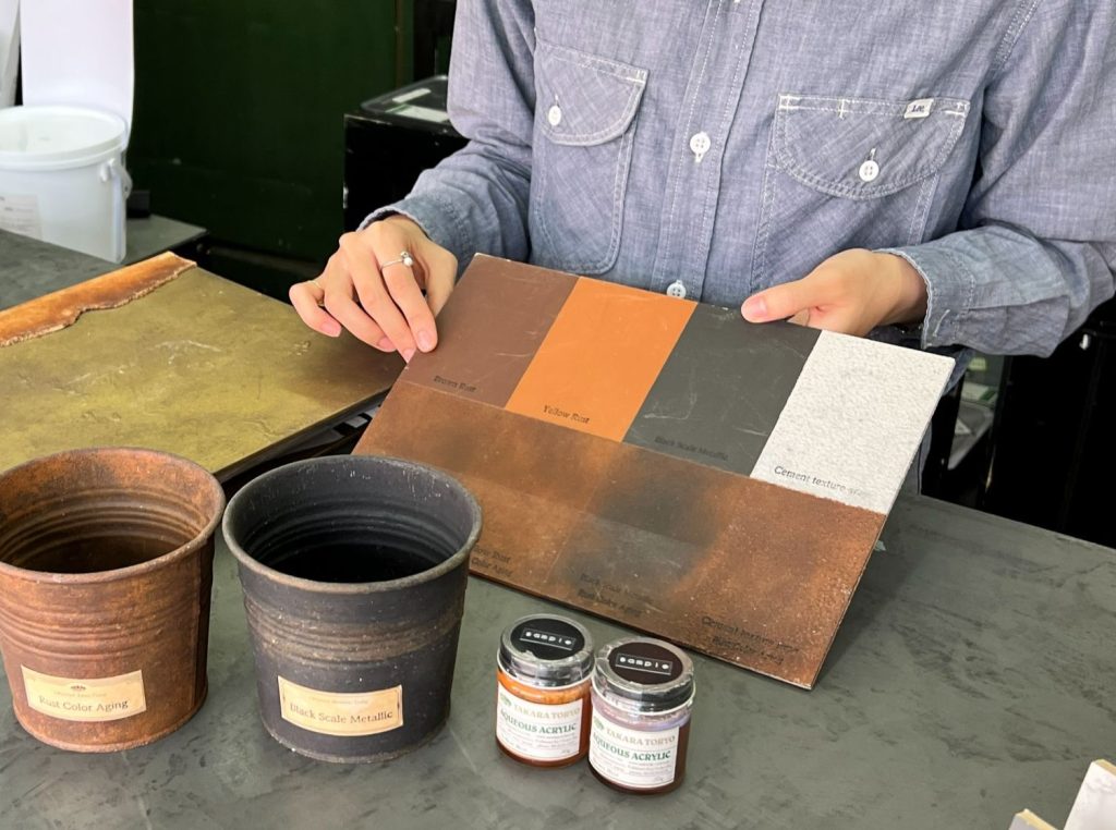 錆エイジング塗装の色見本を見ながら、質感や色の変化を確認している様子